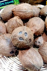 Noix de coco de culture biologique de Côte d'Ivoire, dans une boutique du onzième arrondissement de Paris, France