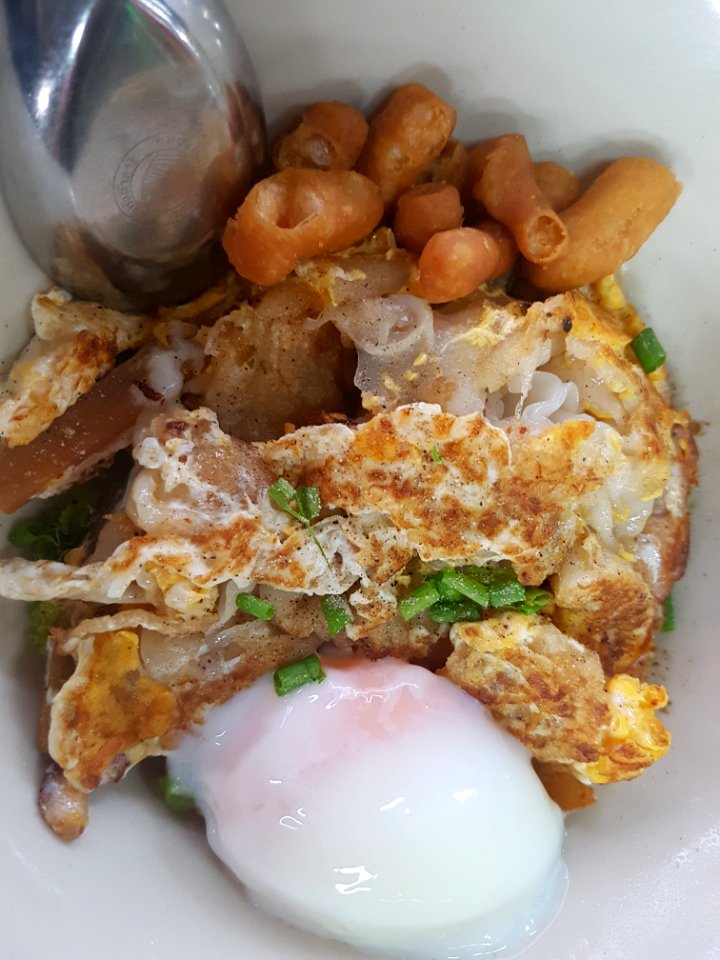 Noodles stir-fried with chicken - Bangkok - 2017-07-19 (002)