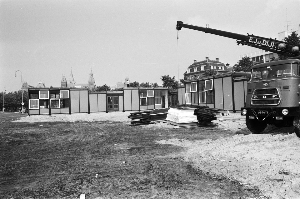 Noodschool wordt gebouwd op Museumplein in Amsterdam, Bestanddeelnr 928-6581