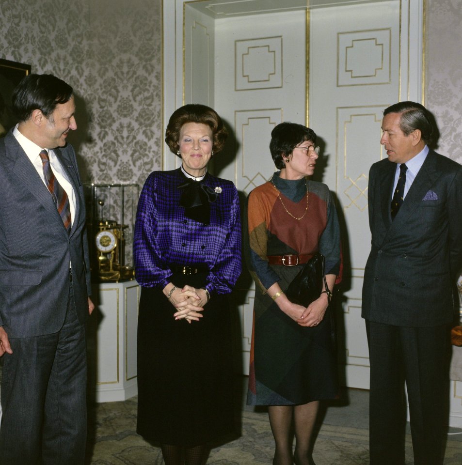 Nobelprijswinnaar v.d. Meer en echtgenote op Huis ten Bosch met Koningin Beatrix, Bestanddeelnr 253-8884