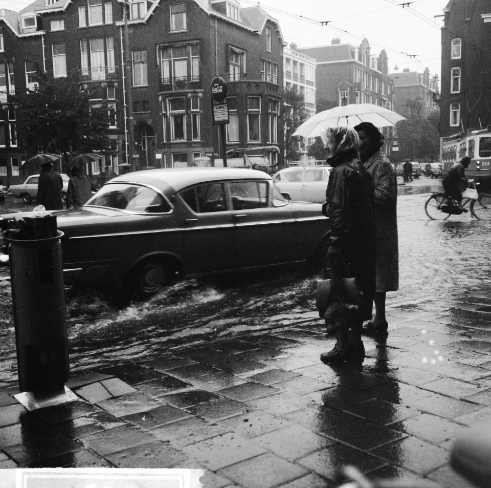 Noodweer in Amsterdam, straten onder water, autos door water, Bestanddeelnr 918-1386