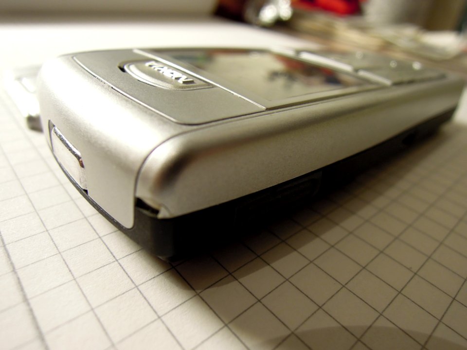 Nokia 6230i -topleft- with volume control buttons