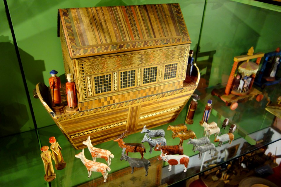 Noah's Ark with straw marquetry work and about 100 animals, Grünhainichen, 1850-1900 - Museum für Sächsische Volkskunst - DSC08284