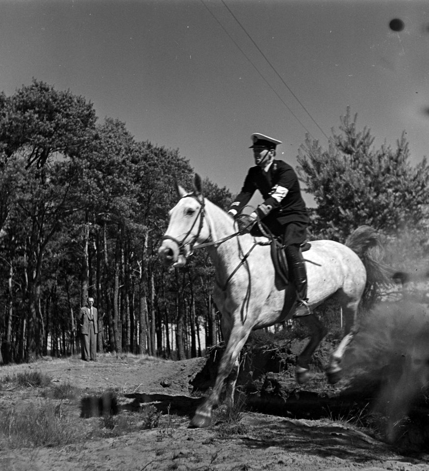 NOC moderne vijfkamp te Amersfoort. Cross-country paardrijden. A.N. baron de Vo…, Bestanddeelnr 903-4877