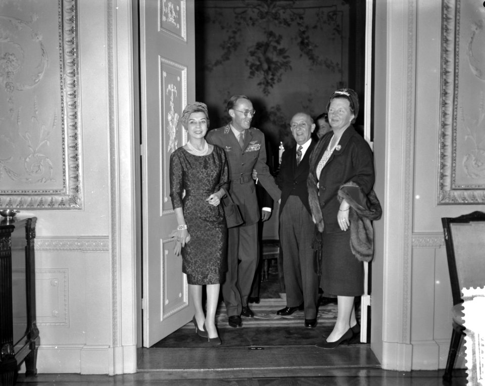 Noenmaal in de ambtswoning van burgemeester Van Hall vlnr mevrouw Prado , Pr, Bestanddeelnr 911-0734