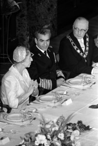 Noenmaal in het stadhuis van Rotterdam, v.l.n.r. mevrouw Van Walsum, Sjah Mohamm, Bestanddeelnr 910-3878
