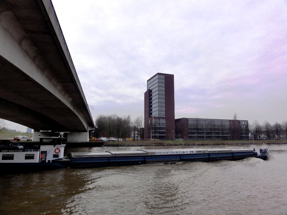 Nijmegen Lindenholt, hoogbouw Zwanenstraat (2010) bij Graafsebrug over Maas-Waalkanaal