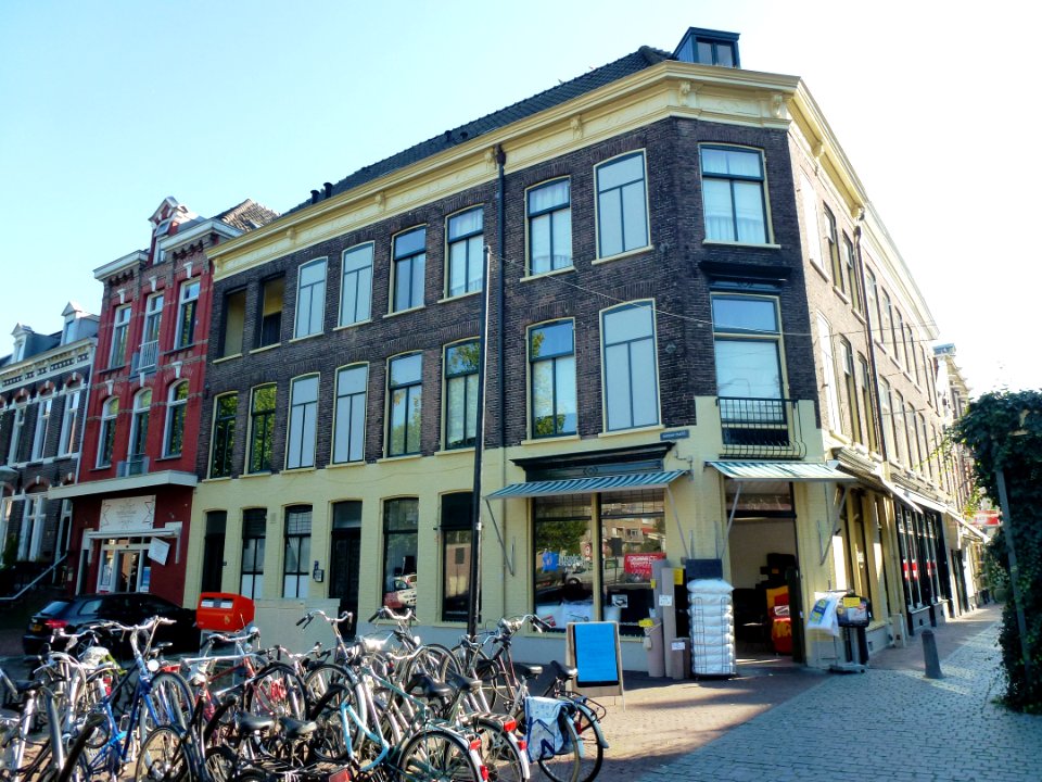 Nijmegen Nieuwe Markt 2-4-6 hoek Lange Hezelstraat