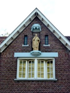 Nijmegen Pater Eijmardweg 11-13 klooster, gevelbeeld