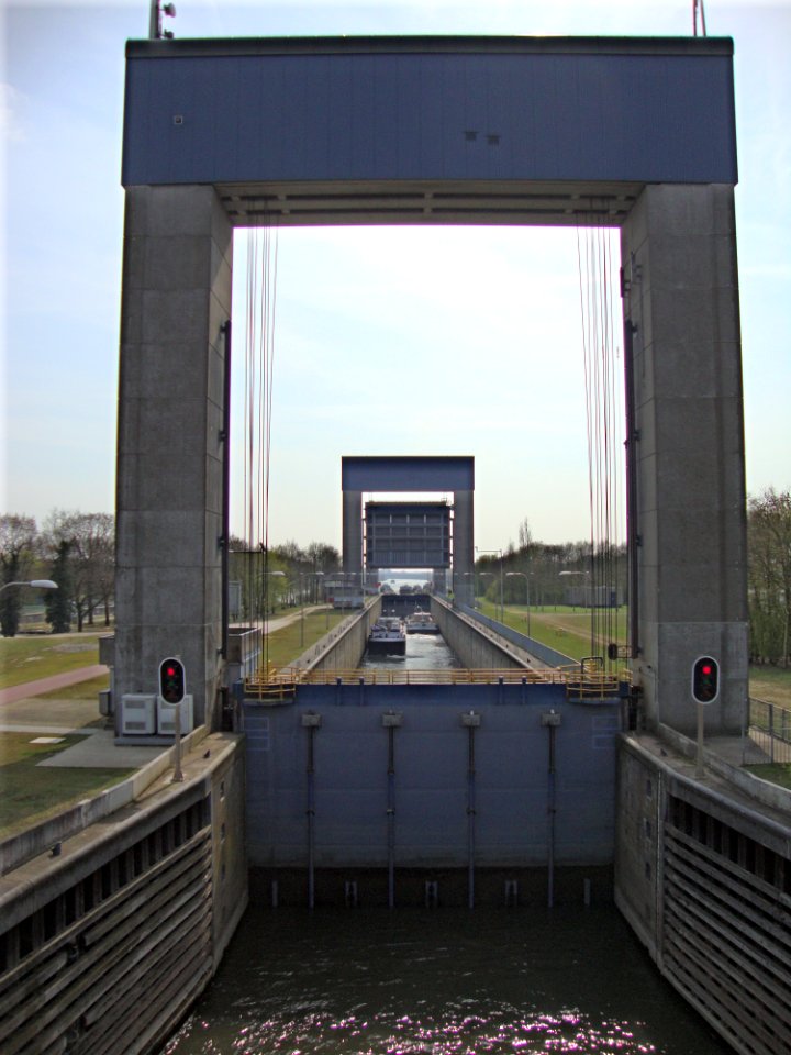 Nijmegen, sluiscomplex Weurt, nieuwe sluis, noordzijde, 2 van 3 sluisdeuren gesloten
