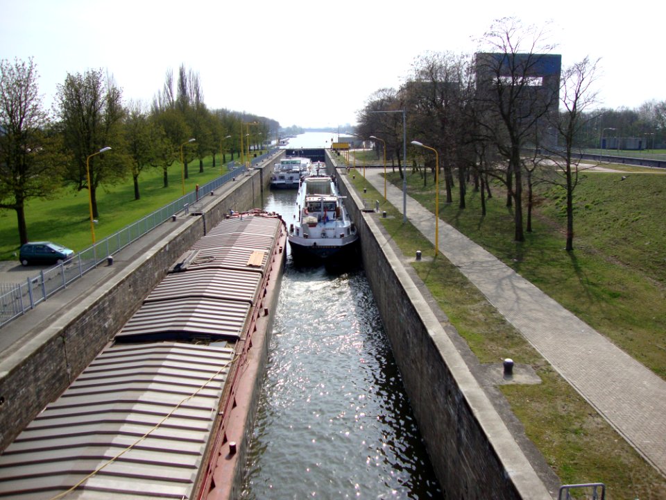 Nijmegen, sluiscomplex Weurt, de oude sluis, rechts hefdeuren nieuwe sluis