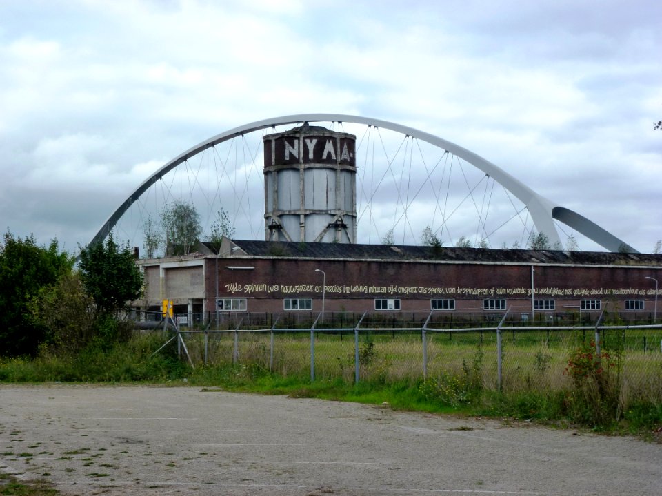 Nijmegen NYMA-watertoren en brug De Oversteek (03)