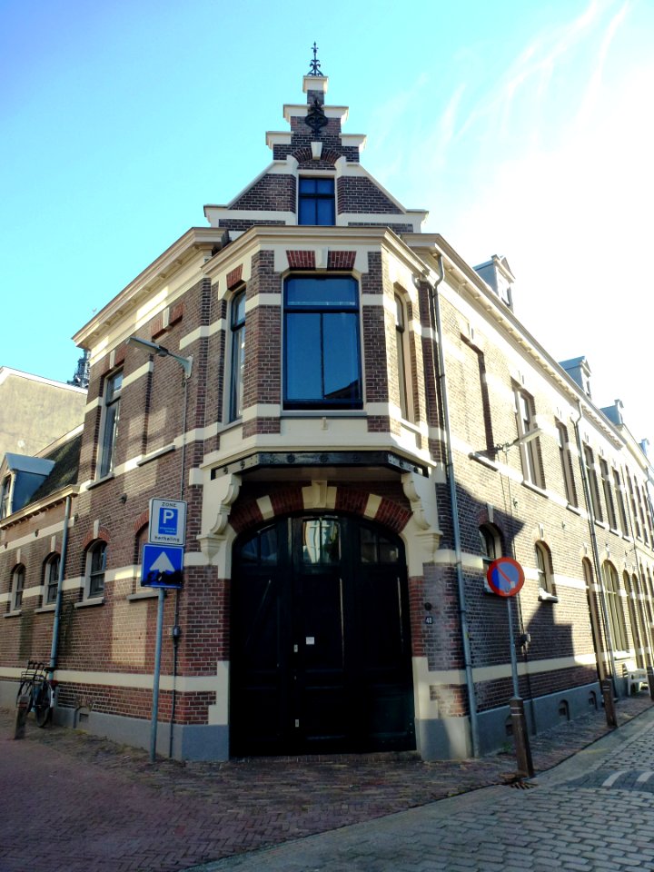 Nijmegen Begijnenstraat 46-48 hoek Lange Brouwerstraat 2