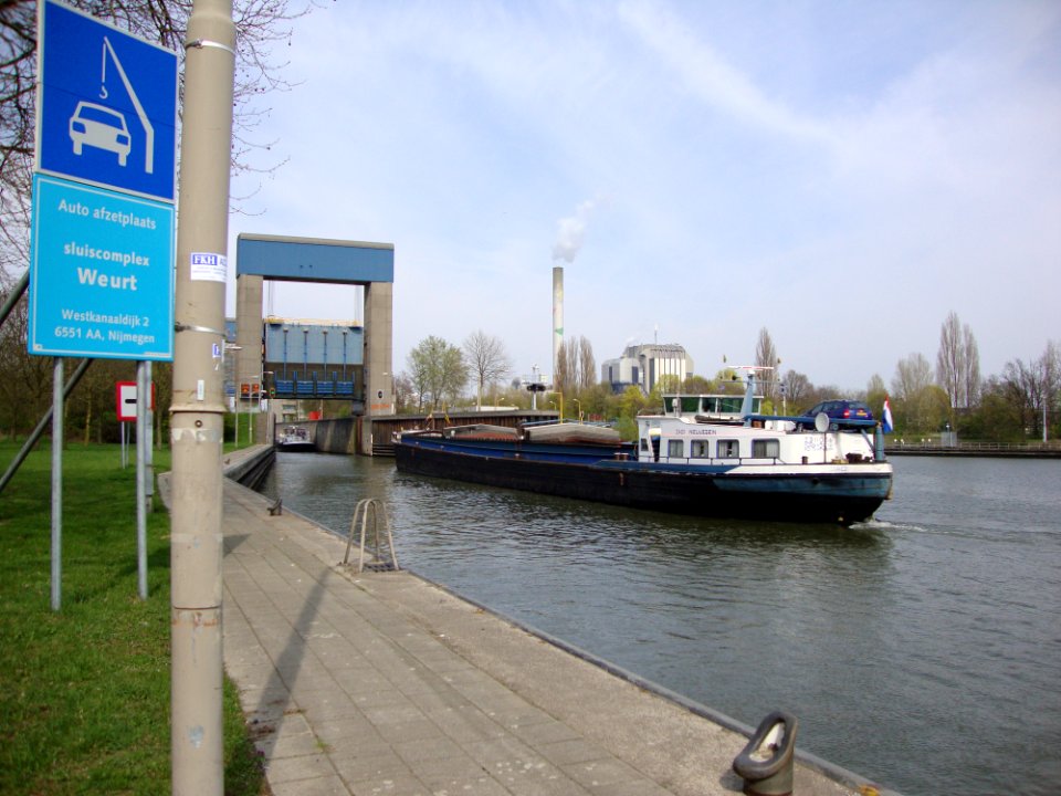Nijmegen, sluiscomplex Weurt, nieuwe sluis, zuidzijde vanaf aanlegkade gezien