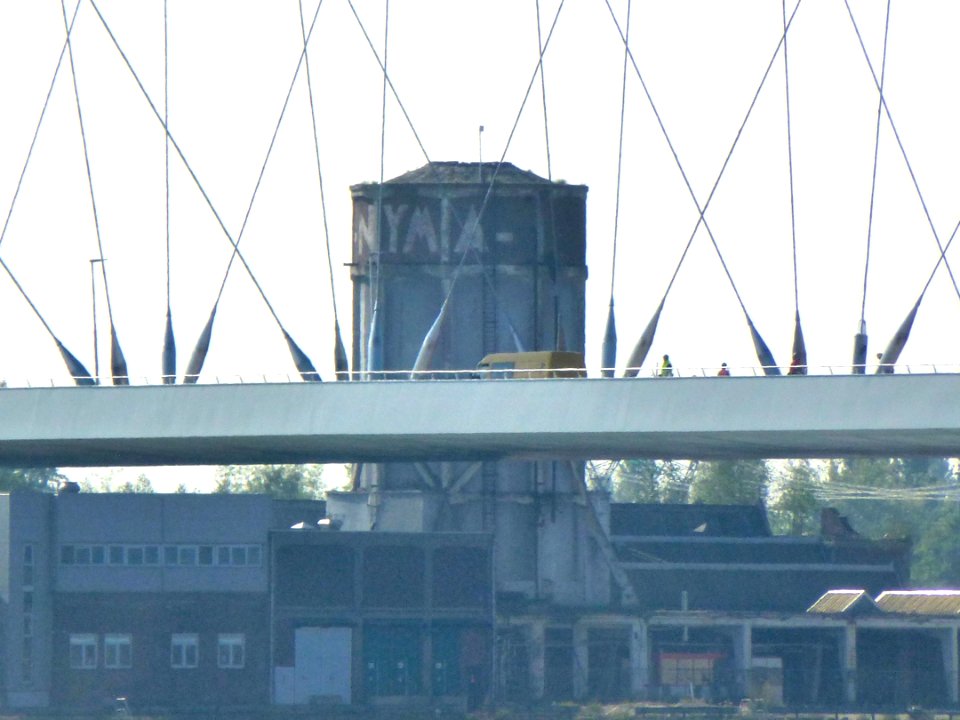 Nijmegen NYMA watertoren achter de brug De Oversteek, vanuit de Waalsprong gezien (01)
