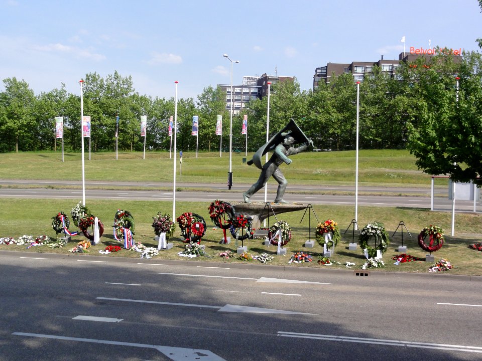 Nijmegen, Trajanusplein, Verzetsmonument met kransen dodenherdenking