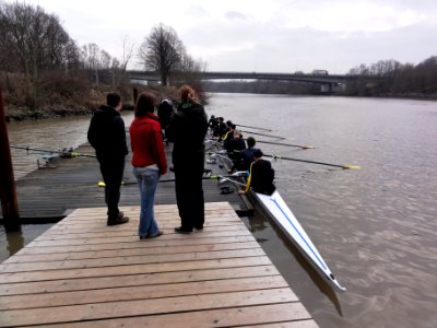 Nijmegen, roeiers-acht bij botenhuis Phocas op Maas-Waalkanaal, met Hatertse brug