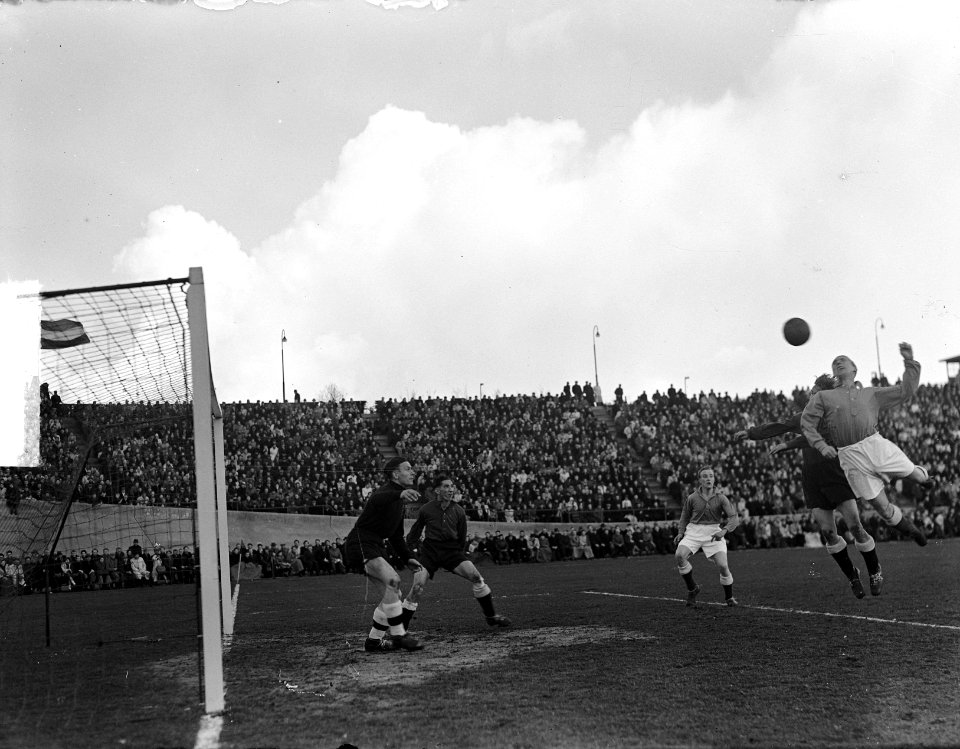 Nijmegen. Voetbal Zuid-West. Aanval Van Brandes en Koneman 1-0, Bestanddeelnr 903-2448