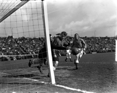 Nijmegen. Voetbal Zuid-West. Keeper Saris in aktie, Bestanddeelnr 903-2447