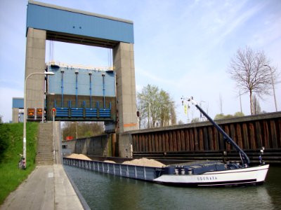 Nijmegen, sluiscomplex Weurt, nieuwe sluis, zuidzijde sluisdeur driekwart open
