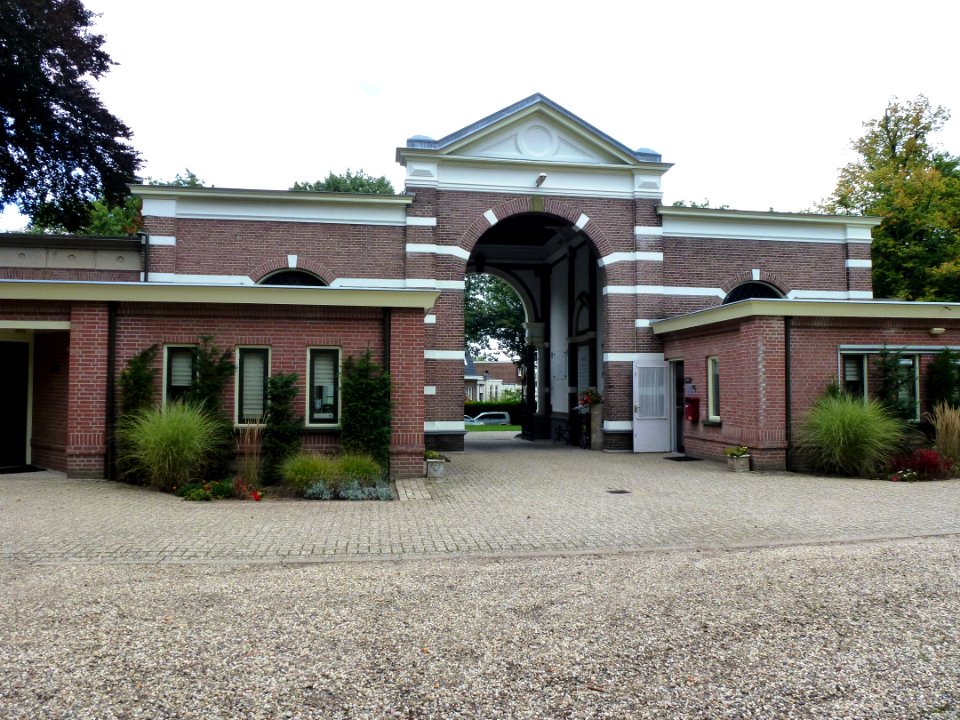 Nijmegen begraafplaats Rustoord, poortgebouw vanaf begraafplaats gezien