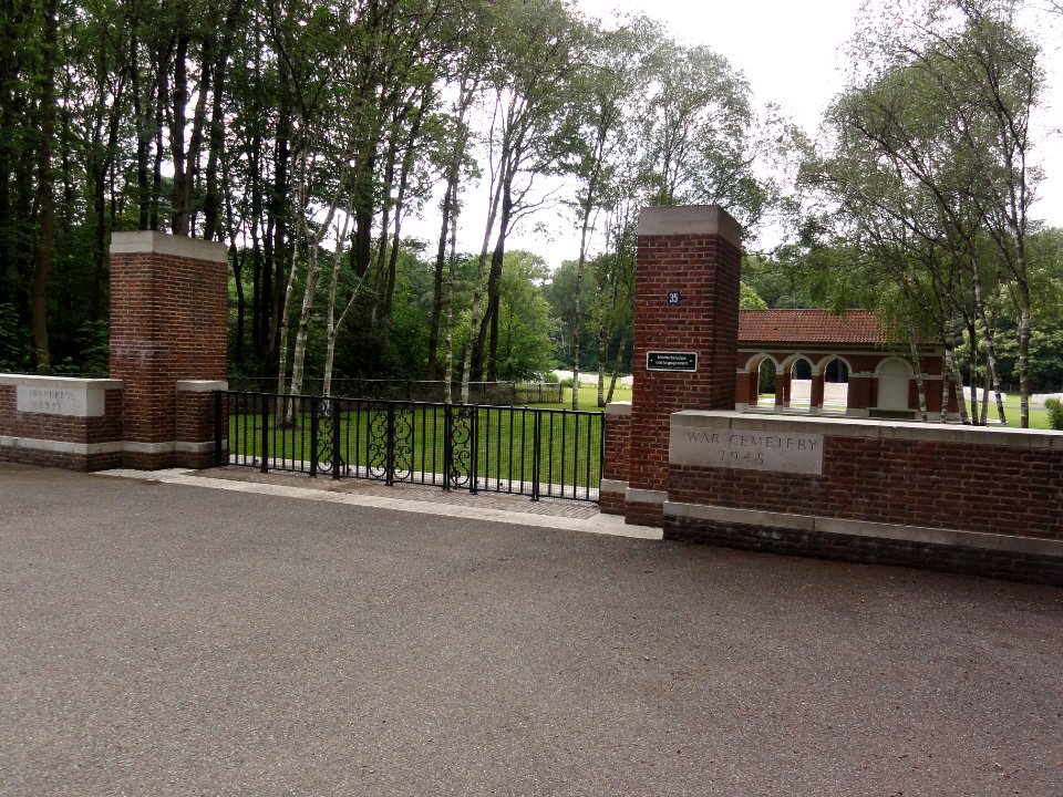 Nijmegen militaire begraafplaats Jonkerbosch ingang