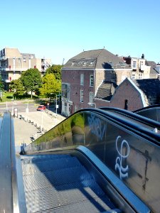 Nijmegen Lange Hezelstraat 137-139 zijkant Nieuwe Marktstraat 80 gezien vanaf roltrap fietsbrug