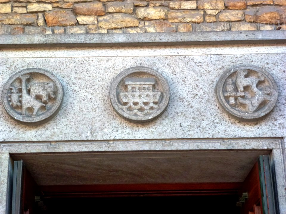 Nijmegen Molenstraatkerk reliefs in portiek (03)