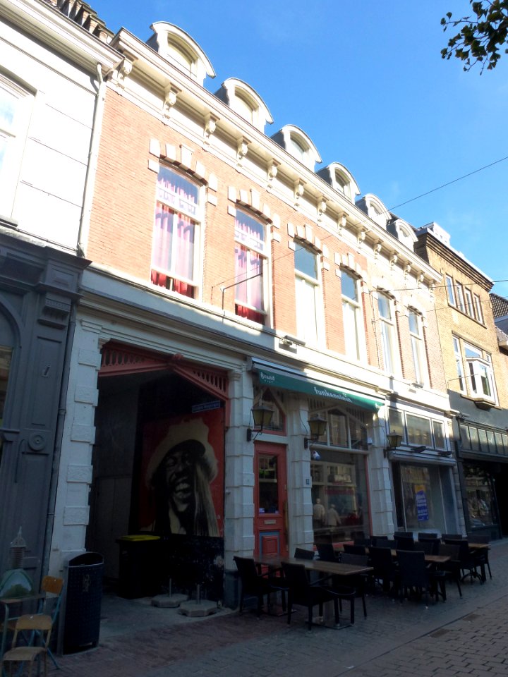 Nijmegen Lange Hezelstraat 78-80 met inkijk in Gulden Wagengas