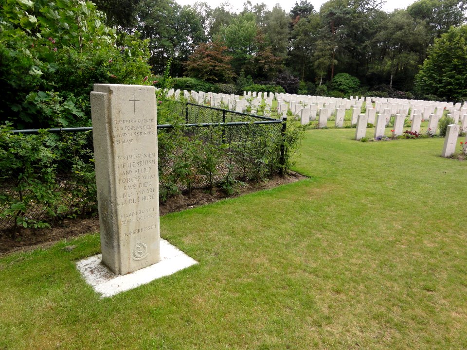 Nijmegen militaire begraafplaats Jonkerbosch gedenkzuil britse soldaten