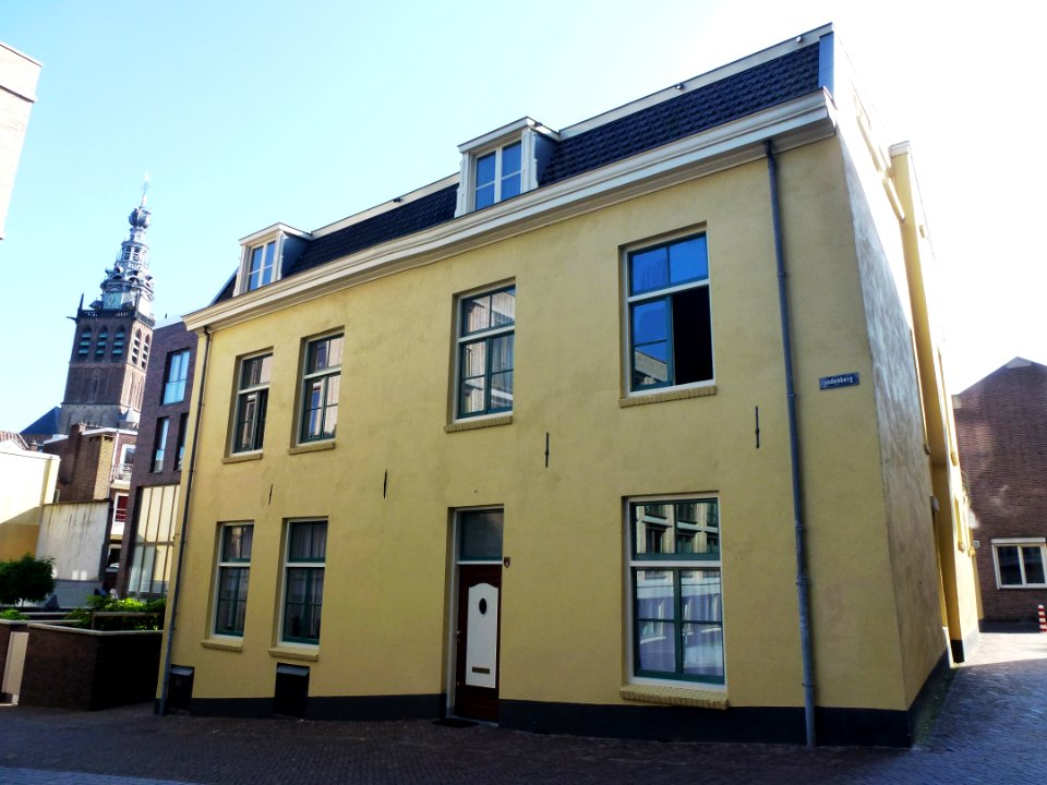 Nijmegen Jodenberg 15 (op achtergrond Stevenstoren)