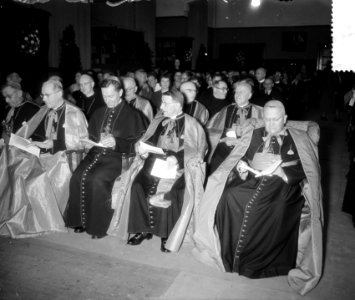 Nijmegen opening Pax Christi Congres , van rechts naar links kardinaal M. Feltin, Bestanddeelnr 907-2716