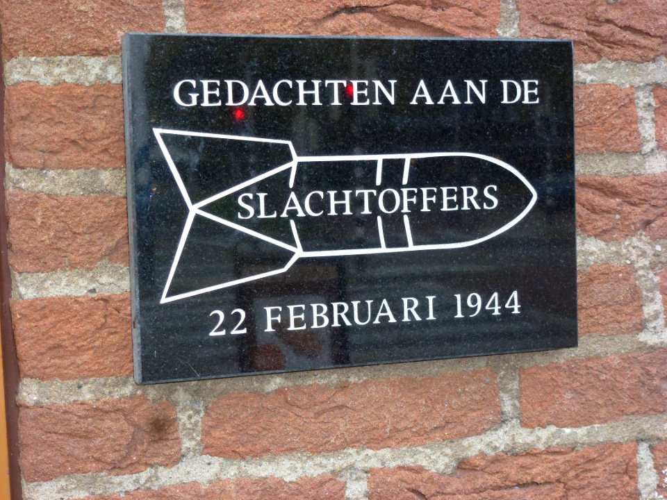 Nijmegen Kraayenhofflaan plaquette bombardement 22-02-1944 onthuld 28-10-2013
