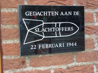 Nijmegen Kraayenhofflaan plaquette bombardement 22-02-1944 onthuld 28-10-2013