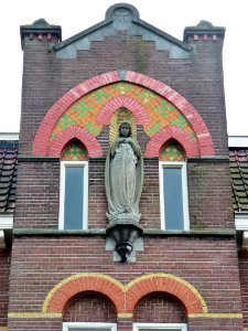 Nijmegen Klooster JMJ de Ruyterstraat 61 gevel met beeld