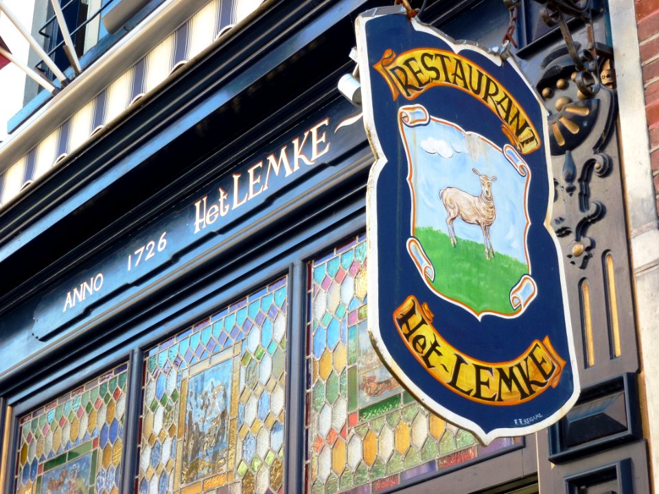Nijmegen Lange Hezelstraat 59 Het Lemke (01) uithangbord, en ramen kunstenaar Frans Friederichs