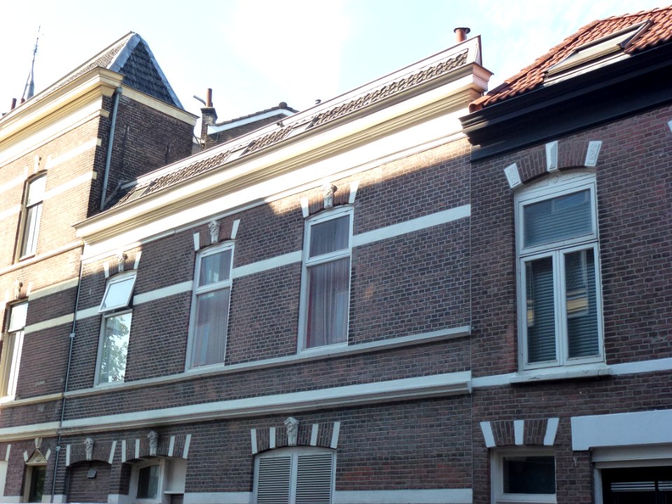 Nijmegen Hertogstraat 123 en 125-127 achterkant, Derde Walstraat 118-120 en 122 (hoog deel links)