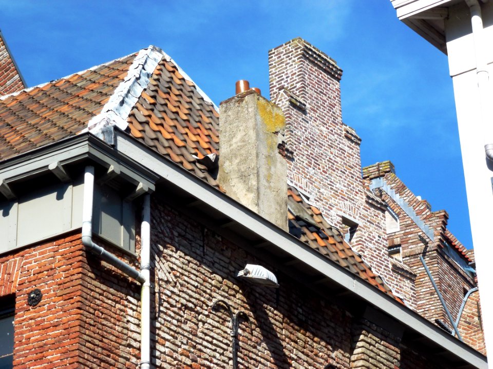 Nijmegen Lange Hezelstraat 46-48 gevelnok