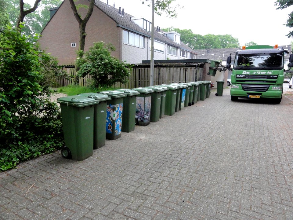 Nijmegen Dukenburg, garbagecontainers emptying in truck