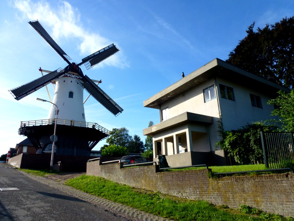 Nijmegen dienstgebouw Looimolenweg 19, en witte molen