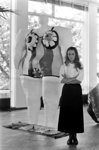 Nikki de St. Phalle in Stedelijk Museum . Nikki bij haar kunstwerken, Bestanddeelnr 920-6241