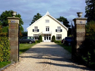 Nijmegen De Drie Huizen, Driehuizerweg 321 tm 329 toegangspoort