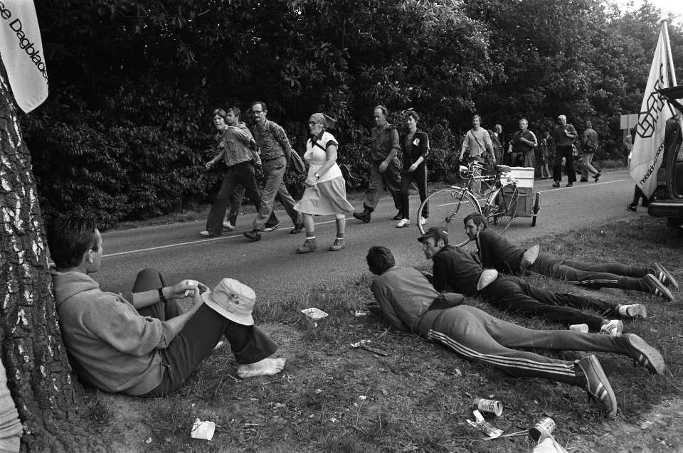 Nijmeegse vierdaagse, derde dag rustende wandelaars, Bestanddeelnr 929-2775