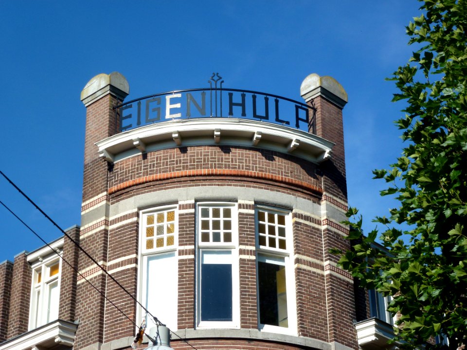 Nijmegen Gebouw Eigen Hulp (04) Van Broeckhuysenstraat 12-14 hoek Marienburg, geveltop