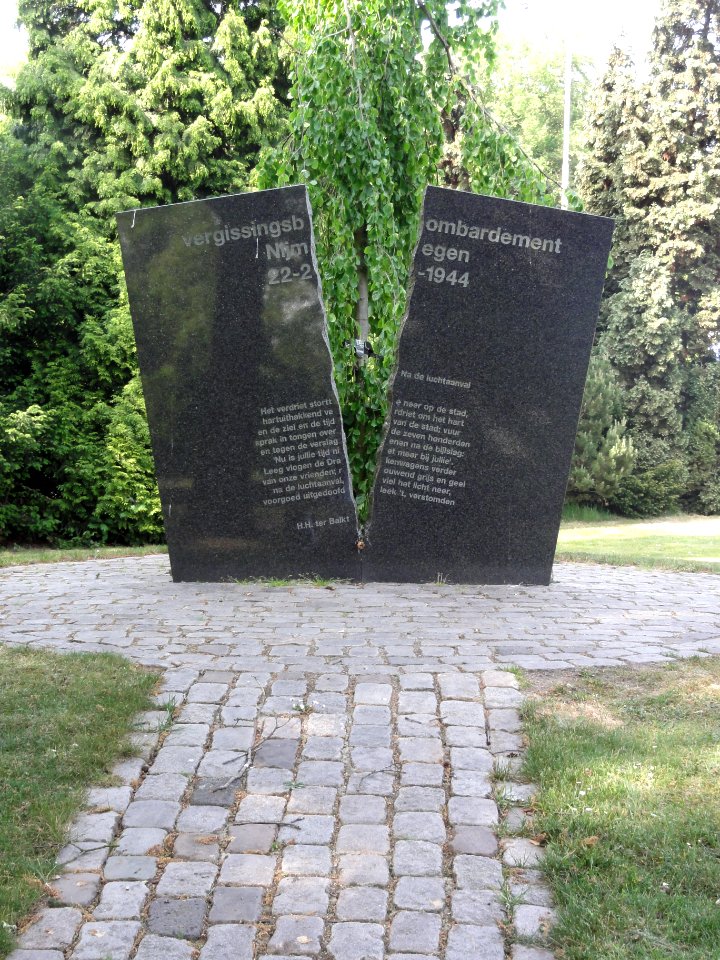 Nijmegen, kerkhof Graafseweg, monument vergissingsbombardement