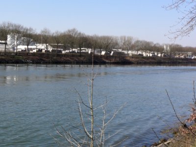 Nijmegen Dukenburg, betonfabriek gezien vanaf overkant Maas-Waalkanaal