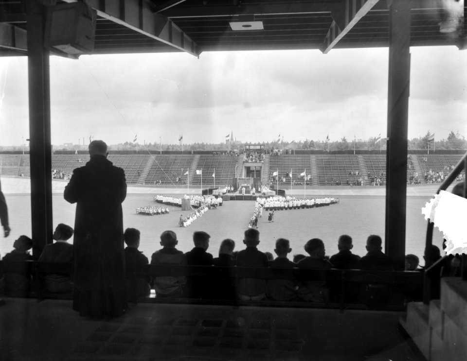 Nijmegen gezonden H. Mis door kinderen Goffert Stadion, Bestanddeelnr 906-4796
