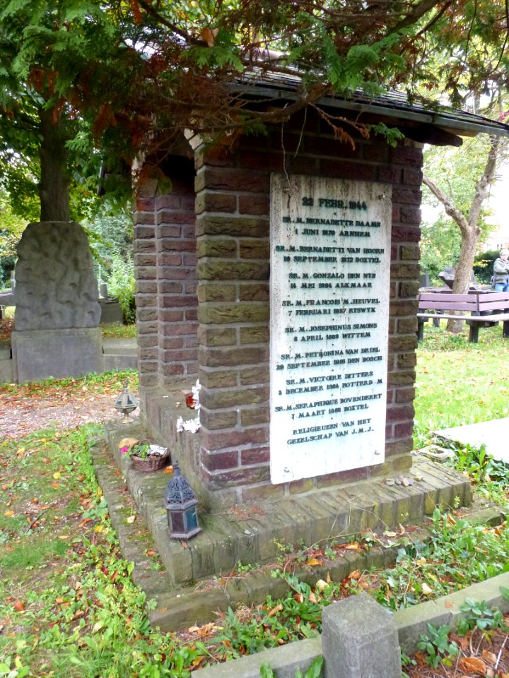 Nijmegen begraafplaats Daalseweg, kapel met rechts lijst slachtoffers zusters JMJ 22-02-44