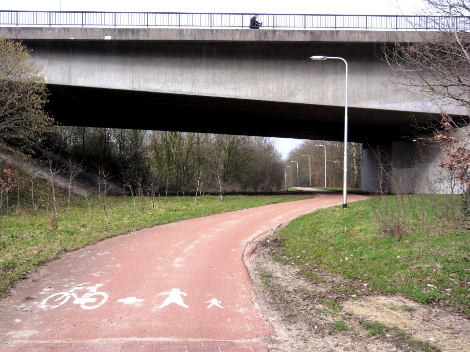 Nijmegen, fietspad op dijk Maas-Waalkanaal onder Hatertse brug