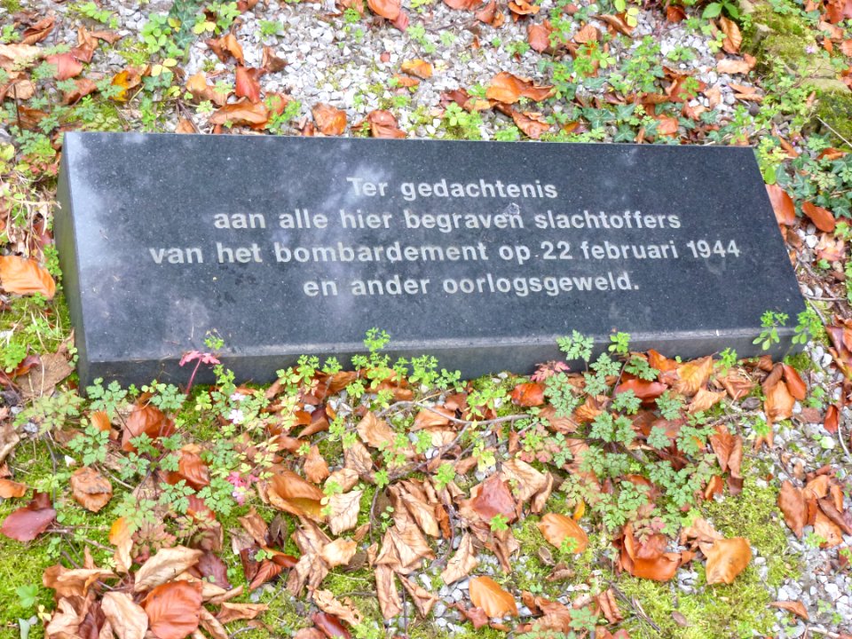 Nijmegen begraafplaats Daalseweg, monument slachtoffers 22-02-44 e.o., gedenksteen